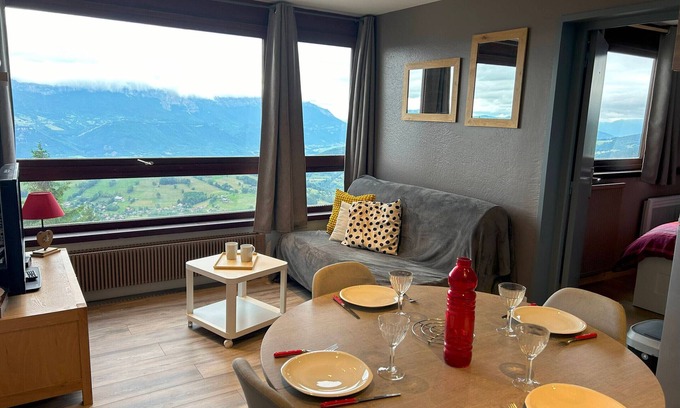 Prapoutel Apartment | Renovated 2BR Cabin Apartment Near Ski Lifts and Shops, Sleeps 6