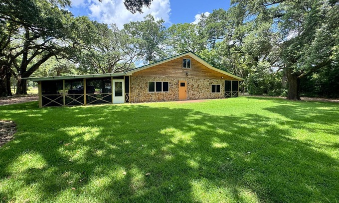 Ono Island House | Renovated getaway w/bonus room, yard games, grill, boat parking & near Pirate’s