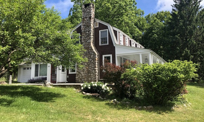 Cragsmoor House | Renovated Historic Cragsmoor Mountaintop Home with Grand Piano