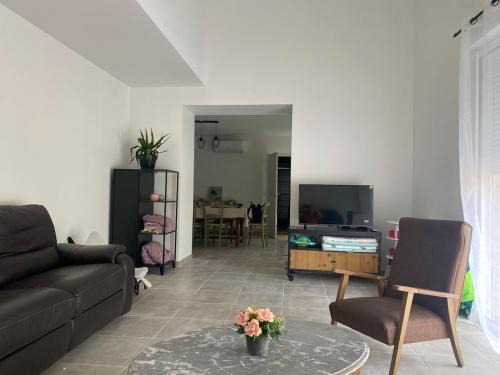 Arthes Apartment | Renovated house l Garden l Private parking