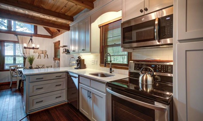 Fleetwood Cabin | 🏔 Renovated, Lake Access & Close to West Jefferson