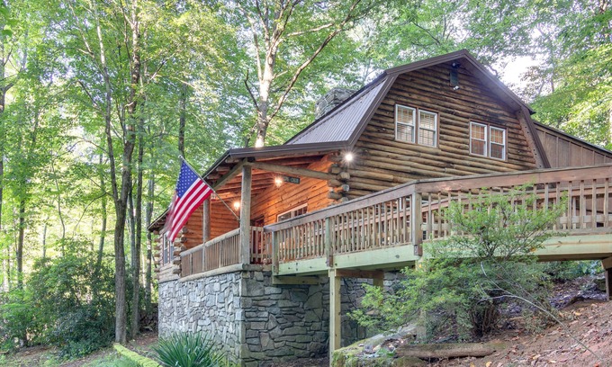 Maggie Valley Cabin | Renovated Log Cabin, EV charger/Near Hikes/BRP/waterfalls- FirePit/Game Room.