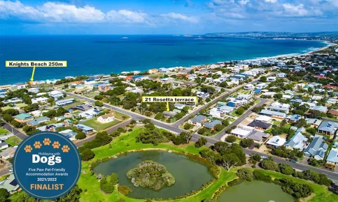 Port Elliot House | Renovated Retro Style + Park Views