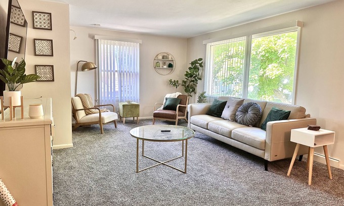 Milwaukee Apartment | Renovated, Spacious & Cozy 2BR Upper Unit in the Heart of Milwaukee