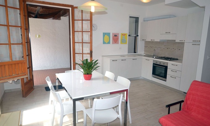 Lido delle Nazioni House | Renovated terraced house with garden and convenient parking space for services