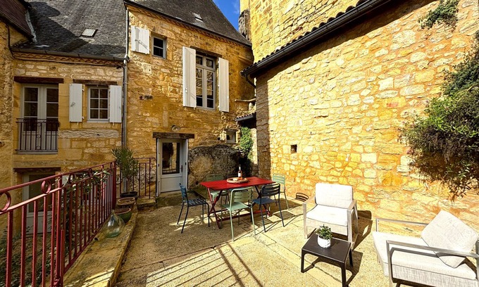 Saint-Cyprien House | Renovated village house & terrace in the center of St Cyprien medieval village