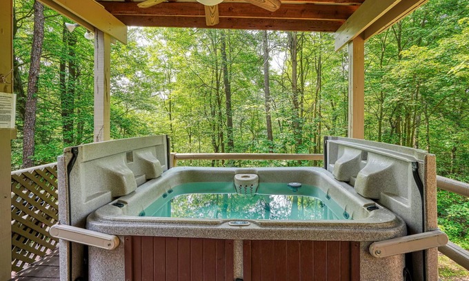 South Bloomingville Cabin | Rent 2 nights, Get 1 Free in January! Cozy cabin with private waterfall!