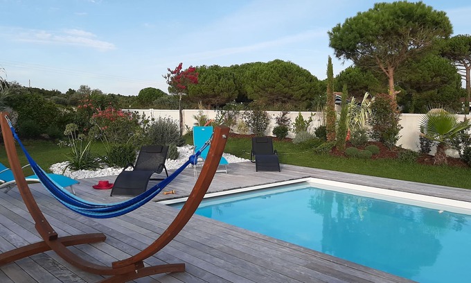 La Remigeasse House | Rental house with pool 10 pers 15 min walk beach perroche