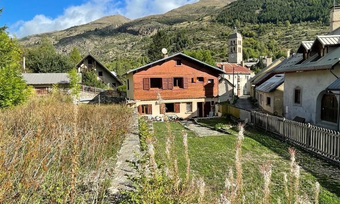 Monetier-les-Bains Ski Chalet | REOPENING AFTER RENOVATION Chalet sleeps 8, large garden. Serre chevalier