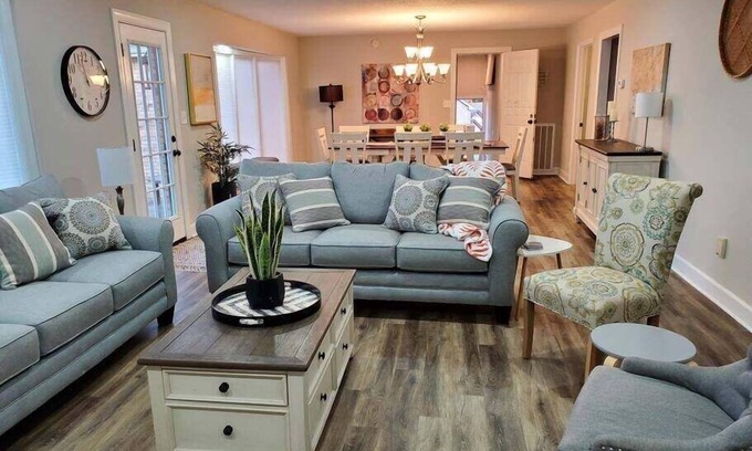 Clarksville House | Residence (1335 Whitt Ln)