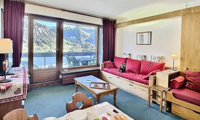 Tignes le Lac Apartment | Residence Le Bec Rouge - Studio 4 people in Tignes ski to the feet and close to shops in the Lake area. Stunning views of the lake.