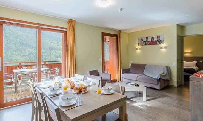 Vaujany Apartment | Residence Les Epinettes * - 2 Rooms Mountain Corner 6 People