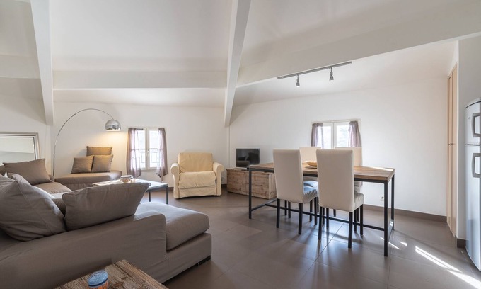 Saint-Tropez City Centre Apartment | RESIDENCE VILLA DELICE, New apartment with parking in the heart of the village