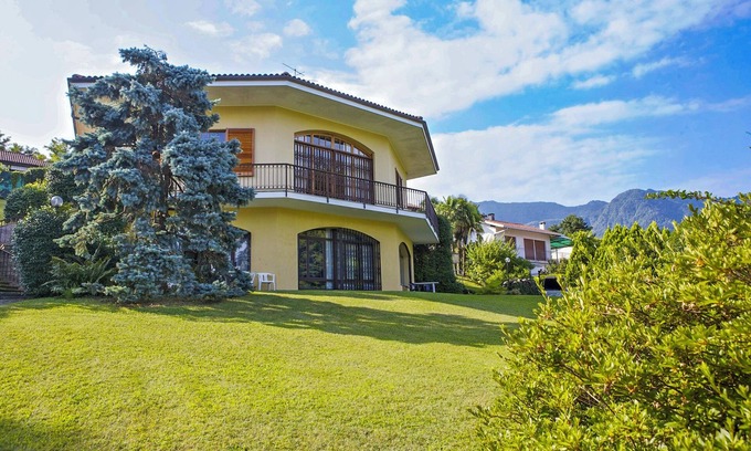 Porto Valtravaglia Apartment | Residential unit with approx. 1,300 m² well-kept garden plot