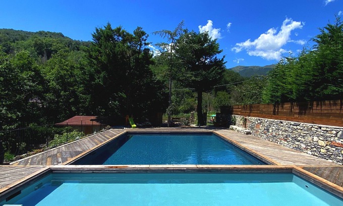 Prela House | Resort San Giacinto ancient country house surrounded by greenery.