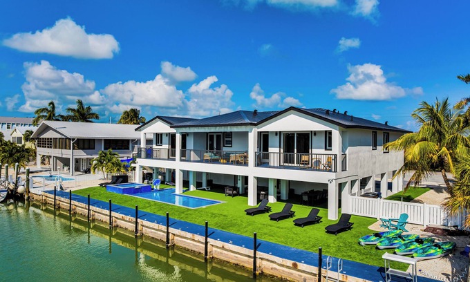 Marathon House | Resort-Style Beach House Paradise 6 BR Suites Pool & Heater with Ice-machine