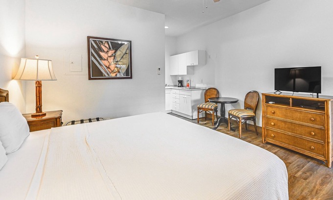 Naples Apartment | Resort-Style Everglades Studio 15 Mi to Nat’l Park