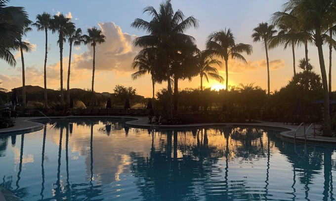 Biggar House | RESORT STYLE POOLS, TIKI BAR, TENNIS COURTS, MOVIE THEATER, GYM & MORE!