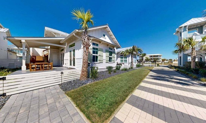 Port Aransas Cottage | Resort Style Pools, Boardwalk to the Beach, Restaurant on Site