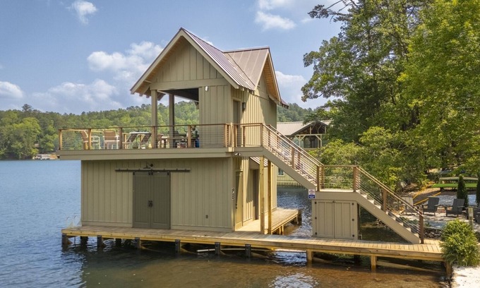 Tiger House | Rest Ashored - Fantastic Lake Burton home 250 yard walk/ride to lake &