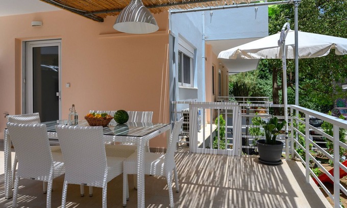 Rethymno Apartment | Rethymno cozy corner apartment next to all amenities