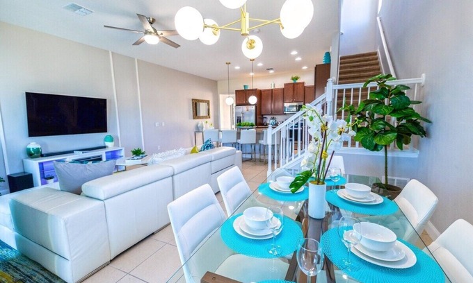 Davenport House | Retreat 5 Bed Townhouse screened Private Pool