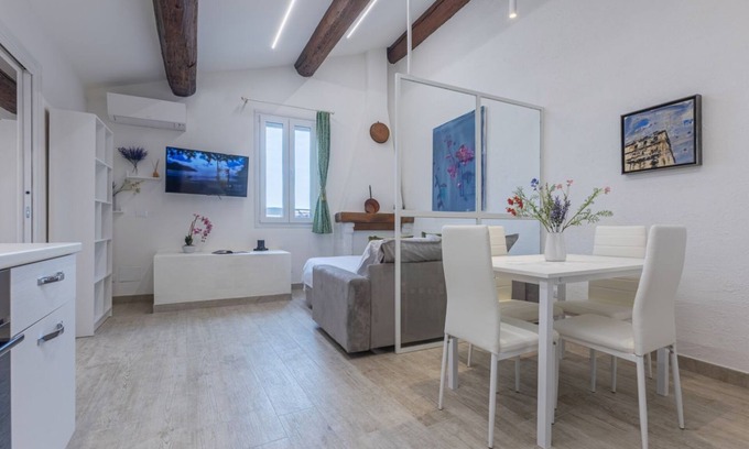 Ferrara Historic Centre Apartment | Retreat Blanket! Near Estense Castle