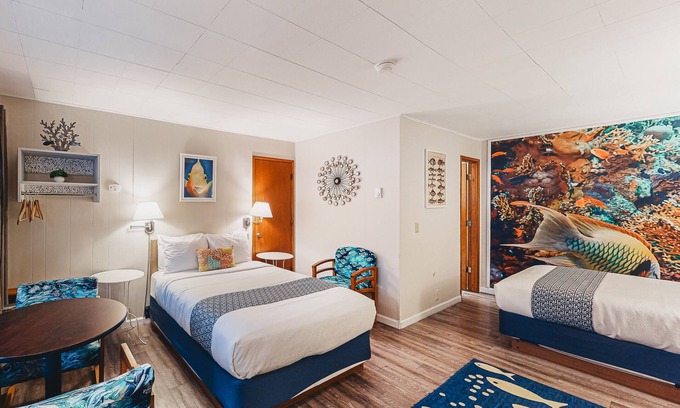 Bandon House | Retro beach experience with fast WiFI - walk to downtown shops & eateries
