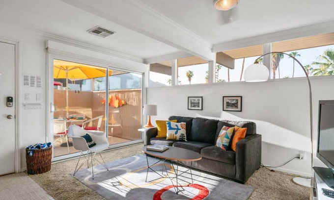 Twin Palms Apartment | Retro & funky mid-century mod at Ocotillo Lodge