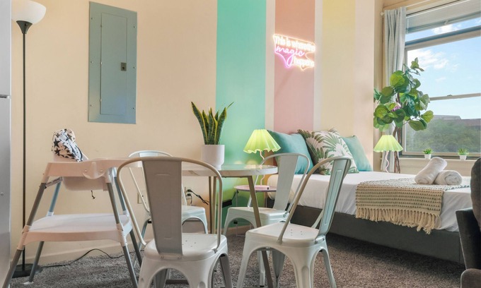Downtown Cleveland Apartment | Retro Loft King Bed 2TVs Gym Sauna Parking