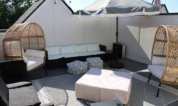 Nashville House | Retro Music City TH 6 miles DT 3 miles Opry rooftop patio 2 BR 2.5 BA sleeps 8