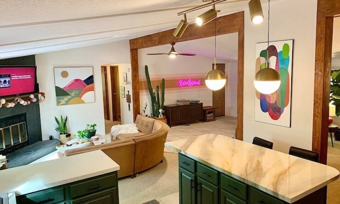 Bracey House | "Retro Retreat" Lakefront House