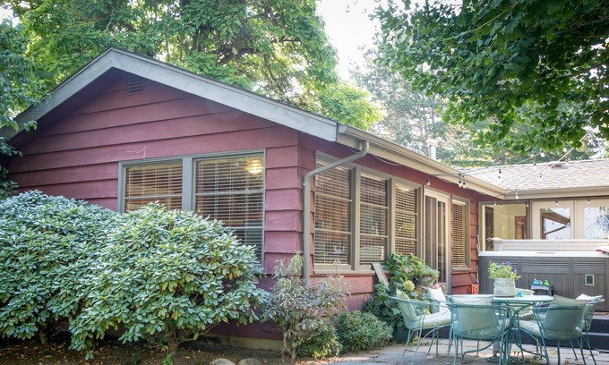 Lake Morton-Berrydale Cabin | Retro Studio Cabin on a LAKE