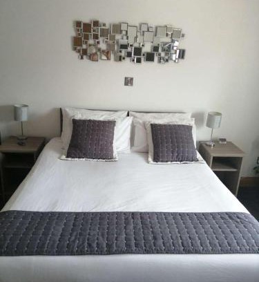 Donegal House | Reveller Bar Lodgings