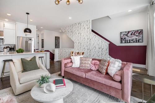 Katie Hill Neighborhood House | Revival-Rooftop Deck/Hot Tub-Mins to Broadway