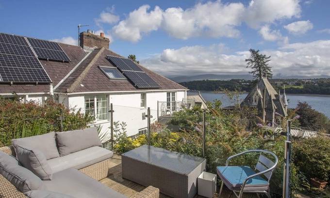 Menai Bridge Cottage | RHIANFA COTTAGE, pet friendly, with hot tub in Menai Bridge