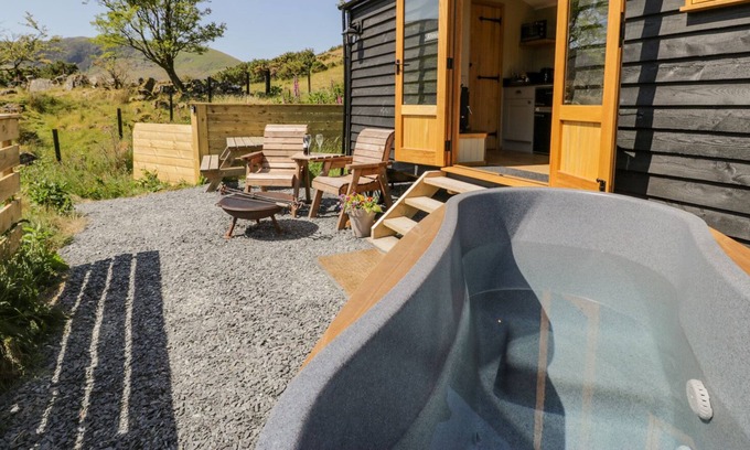 Llanbedr Cottage | RHINOG - SHEPHERDS HUT, romantic, with hot tub in Llanaber