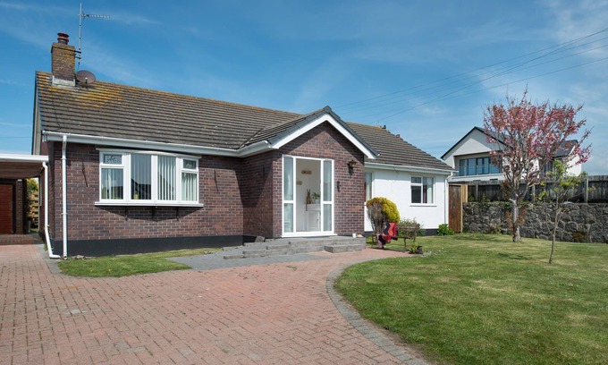 Rhosneigr House | Rhonwil : Pet-Friendly 3‑Bed Bungalow with Sunroom in Rhosneigr | Managed by Anglesey Holiday Lettin