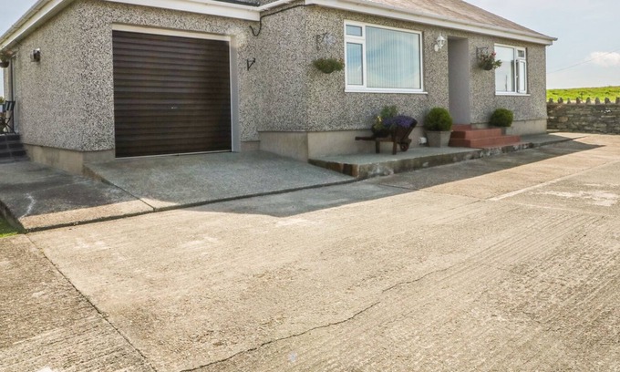 Rhosgoch Cottage | RHOSLAN, family friendly, with a garden in Rhosgoch