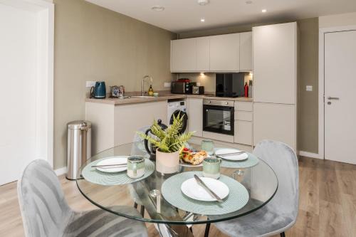 Everton Apartment | Richmond Row Apartments - Free On-Site Parking, WiFi & EV