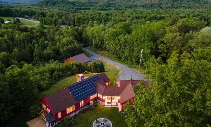 Thornton House | Ridgeview - 70 acre White Mountain estate with views
