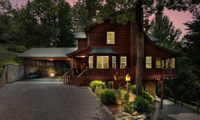Young Harris House | Ridgeview Cabin with Hot Tub!