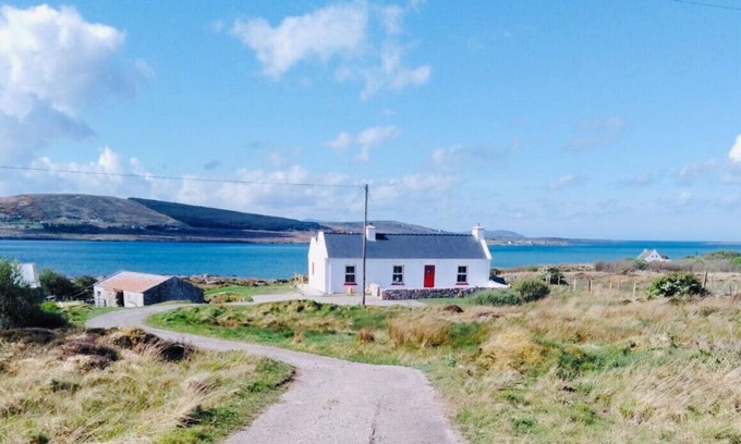 Lettermacaward Cottage | Right by the sea with panoramic view - Stunning Cottage Drimlaghdrid