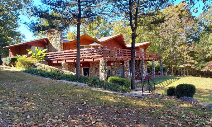 Cherokee Village House | RIR: E Faye Jones style Rock floor to ceiling in 3 bathrooms open floor plan.