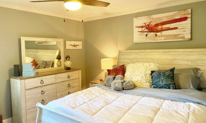 Oshkosh Apartment | Ritchie’s Oshkosh Chalets: Executive Airplane Suite