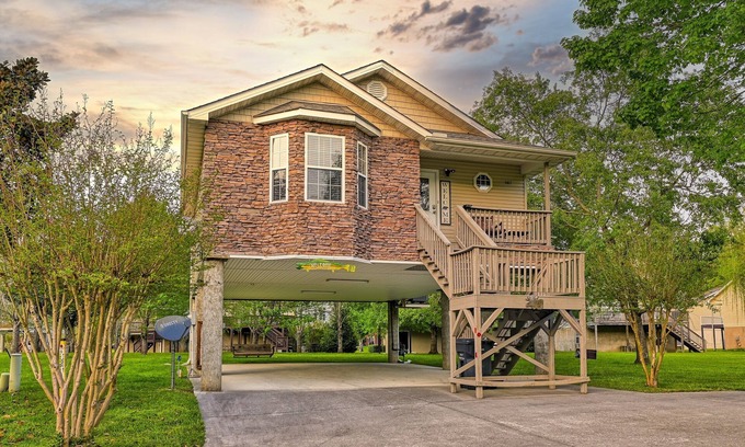 Pigeon Forge Ski Chalet | River Access Cottage with Great Parking, 1 Mile to Parkway
