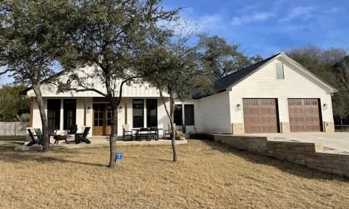 Prairie Lea House | River Access | Firepit | Pet Friendly | Sleeps 8