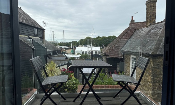 Sandwich House | River balcony cottage right in the heart of historic Sandwich town