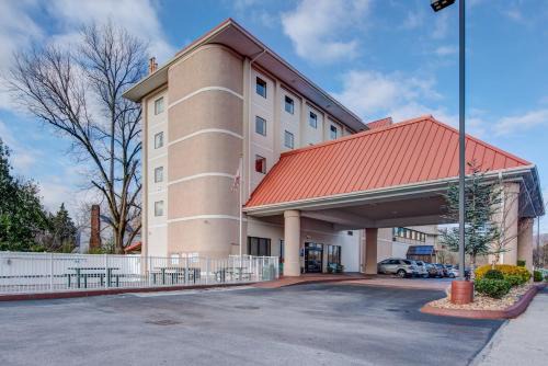 Pigeon Forge Hotel | River Bend Inn - Pigeon Forge