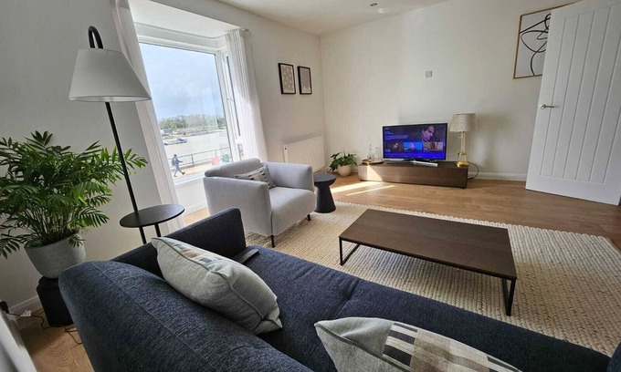 Littlehampton Apartment | River Breeze 3-Bed Balcony Apartment